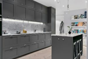 Köksluckor modell Shaker P1 och bänkskiva i blank Carrara marmor.