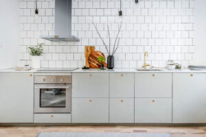 GR-Circle greppen med ek, erbjuder en naturlig kontrast och garanterar användarvänlighet utan att kompromissa med den minimalistiska stilen