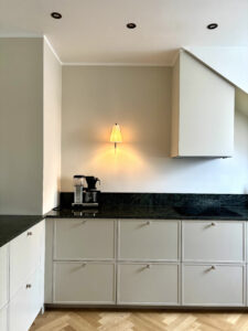 P1-Super Slim-fronter i lackerad MDF med tunn ram och minimalistiskt uttryck.